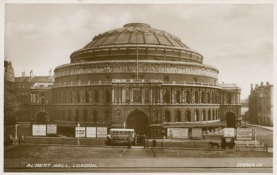 ロイヤルアルバートホール、ロンドン 作： English Photographer