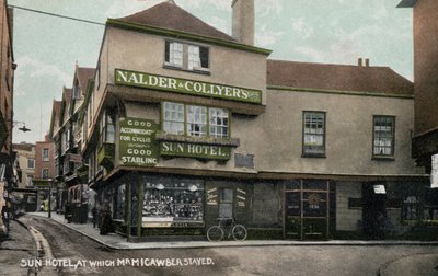 チャールズ・ディケンズの小説「David Copperfield」に登場する架空の人物Mr Micawberが滞在したケント州カンタベリーのThe Sun Hotel（写真）。 作： English Photographer