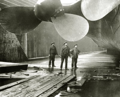 1910〜11年、アイルランドのベルファストにあるハーランド＆ウォルフのトンプソングレイビングドックのタイタニック号のプロペラ 作： English Photographer