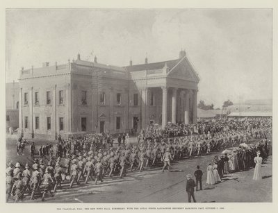 1899年10月7日、ロイヤルノースランカシャー連隊が行進している、トランスバール戦争、キンバリーの新市庁舎 作： English Photographer