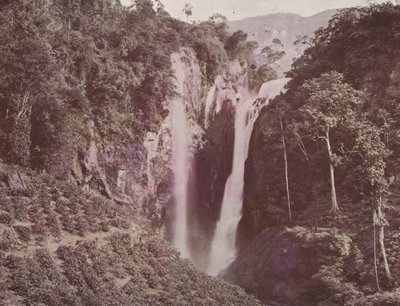 ツインフォールズ（手前に伸びるコーヒー）、セイロン（カラー写真） 作： English Photographer