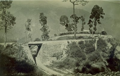 ダージリンヒマラヤ鉄道のティンダリアの苦悶ポイントにあるループ、1880年代（アルブメンプリント） 作： English Photographer