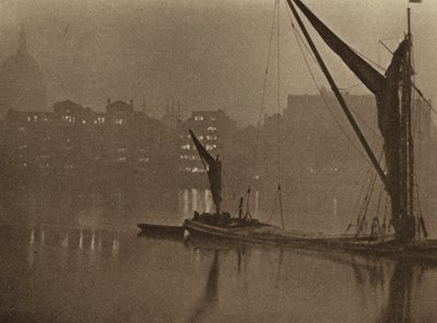 ロンドン川に夜の影がゆっくりと落ちる（モノクロ写真） 作： English Photographer