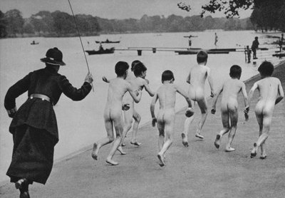 穏やかでない羊飼いの女」、ロンドン、ハイドパークのサーペンタイン河畔の光景（モノクロ写真） 作： English Photographer