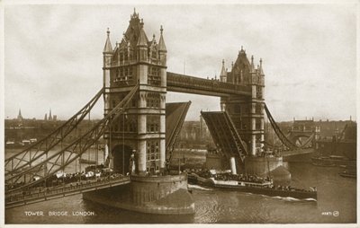 タワーブリッジ、ロンドン 作： English Photographer
