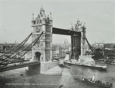 1894年のオープン当日のタワーブリッジ 作： English Photographer