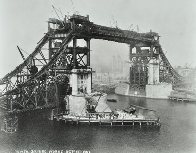 建設中のタワーブリッジ、1892年 作： English Photographer