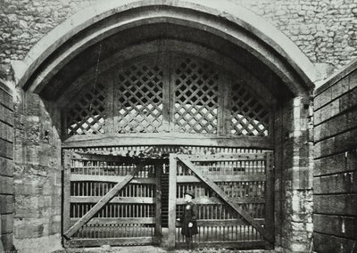 ロンドン塔、タワーヒル：裏切り者の門、1890 作： English Photographer