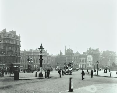 トラファルガースクエア、ウェストミンスターLB：東にチャーリングクロスを望むトラファルガースクエア、1896年 作： English Photographer