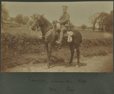 1914年のディスのトレーニングキャンプでのレスターシャー王立馬砲のトランペッター 作： English Photographer