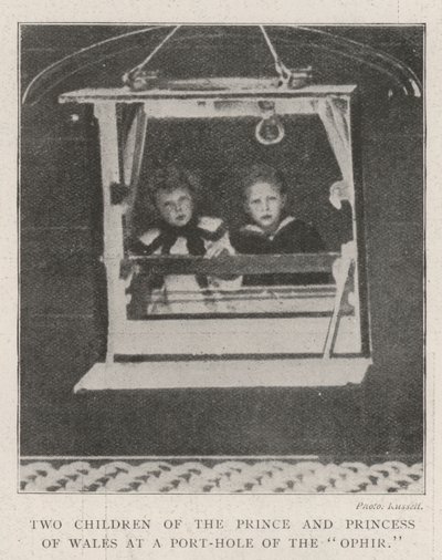 オフィールのポートホールにいる王子とウェールズの王女の2人の子供 作： English Photographer