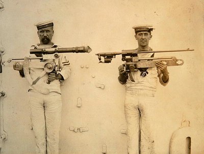 銃を構えるHMSグローリーの2人の水兵 作： English Photographer