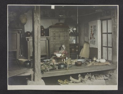 家の中で食事をする二人の子供 韓国の写真アルバム 作： English Photographer