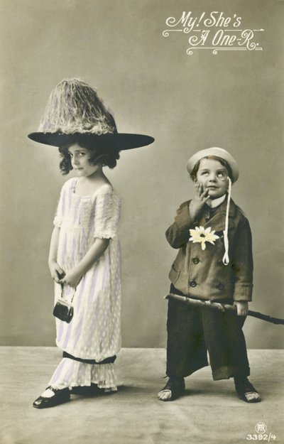 仮装した2人の子供（カラー写真 作： English Photographer