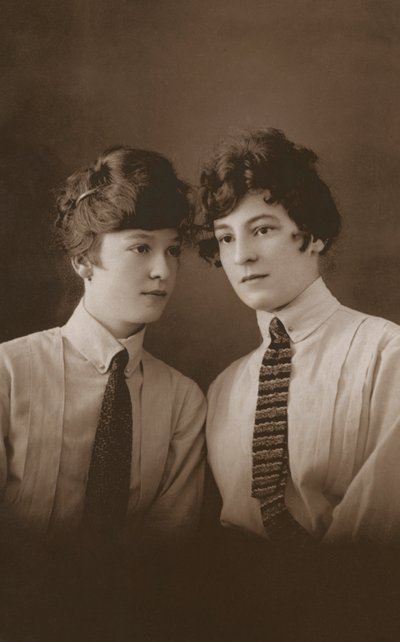 ネクタイを締めたエドワーディアンの若い女性2人（モノクロ写真） 作： English Photographer