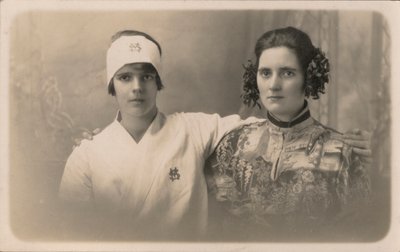 肩に腕を回す2人の若い女性（モノクロ写真） 作： English Photographer