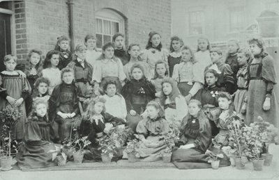 不明な女の子の階級、1896 作： English Photographer