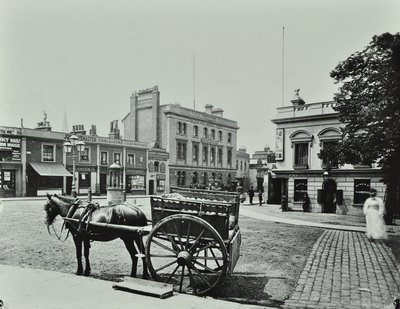 1880年にプットニーハイストリートの西にあるアッパーリッチモンドロード。前景に馬車が描かれています。 作： English Photographer
