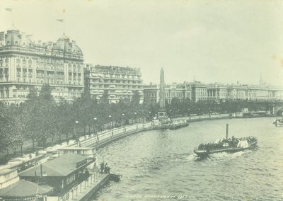 ビクトリアエンバンクメント、ウェストミンスターLB：ハンガーフォードブリッジから北を見る、1895 作： English Photographer