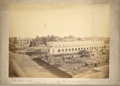 オールド ダッカ カレッジとオールド コート ビルディングの眺め、1875 年頃 (b/w 写真) 作： English Photographer