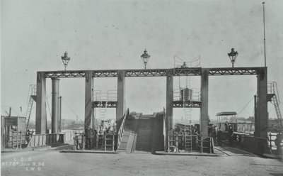 ウーリッジフェリーの眺め、1896 作： English Photographer
