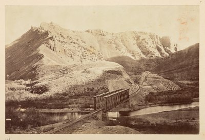 パシフィック・レイルウェイの景色、ガーダー・ブリッジで川を渡る鉄道線路、向こうの山々 作： English Photographer