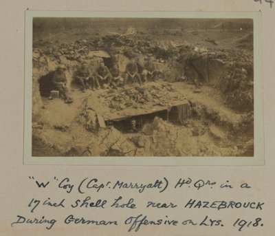 1918年のLYSでのドイツ軍の攻撃中に、HAZEBROUCKの近くの17インチのシェルホールにある「W」コイ（Capt。Marryatt）Hd Qrs 作： English Photographer