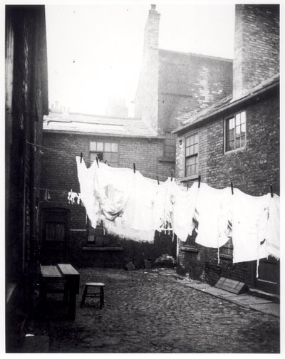 1896年5月13日、リーズのハンスレットにあるイーグルアンドチャイルドヤードの洗浄ライン 作： English Photographer