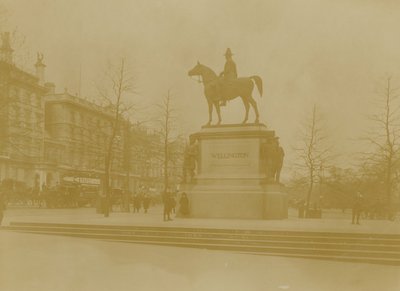 ロンドンハイドパークのウェリントン像 作： English Photographer
