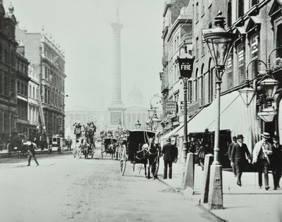 ホワイトホール、ウェストミンスターLB：ホワイトホール、トラファルガースクエアを見つめる、1895年 作： English Photographer