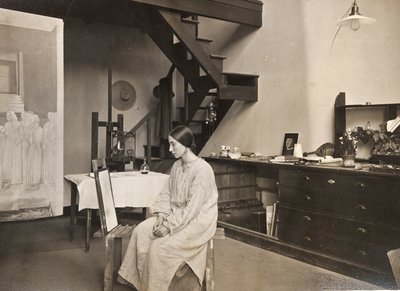 彼女のスタジオでのWinifred Knights 作： English Photographer