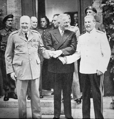 1945年7月、ポツダム会談で握手するウィンストン・チャーチル（1874-1965）トルーマン大統領（1884-1972）とジョセフ・スターリン（1879-1953）（モノクロ写真 作： English Photographer