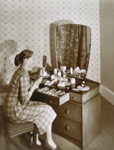鏡台に座る女性、1955年頃。 作： English Photographer