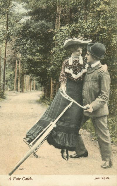 自転車から落ちて男性の腕にぶつかる女性 (カラー写真) 作： English Photographer