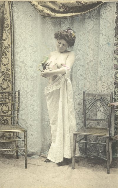 トビーの水差しを持つ女性（カラー写真 作： English Photographer