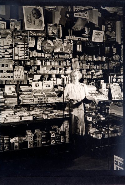 トッブコニストの女性店員（モノクロ写真 作： English Photographer