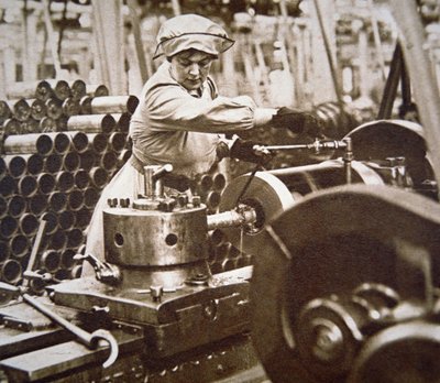 第一次世界大戦中、イギリスの軍需工場で働く女性（モノクロ写真 作： English Photographer