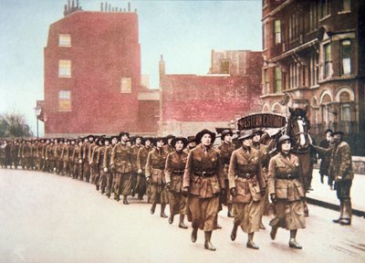ロンドン市内を防衛のために行進する女性ボランティア（カラー写真 作： English Photographer