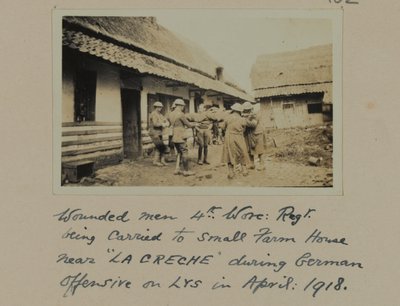 負傷した男性、4日、ウォーク：レジスタント。 1918年4月のLYSでのドイツ軍の攻撃中に、「ラクレッシュ」近くの小さな農家に運ばれました 作： English Photographer
