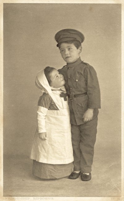 WW1のロールプレイをする若い女の子と男の子（モノクロ写真） 作： English Photographer