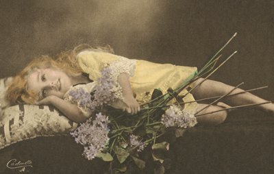 若い女の子と花 作： English Photographer