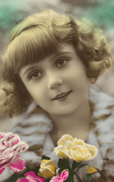 若い女の子が花でポーズ（カラー写真） 作： English Photographer