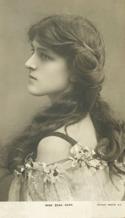 ゼナ・デア（イギリスの舞台女優・歌手）（モノクロ写真 作： English Photographer