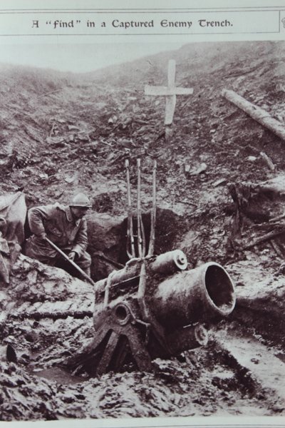 捕獲された敵の塹壕での発見、1914-18 作： English School