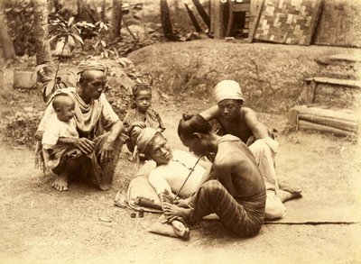 入れ墨されているシャンの男、1890（セピア写真） 作： English School