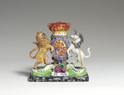 英国王室の紋章が描かれたWalton Armorial Spill Vase, c.1825（パールウェア 作： English School