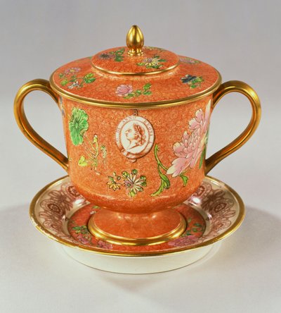 1810年、1810年に彼のゴールデンジュビリーを記念して、ジョージ3世の肖像画の胸像で描かれたウェッジウッドパールウェアの2つのハンドル付きカップ、カバー、スタンド 作： English School