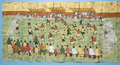 スタンドで見ている群衆とサッカーの試合を描いたアフリカのバティック（テキスタイル） 作： English School