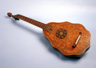 1580年にジョンローズがエリザベス1世のために作ったとされる名声のあるオルファリアン（木）（123714-15および834111も参照） 作： English School