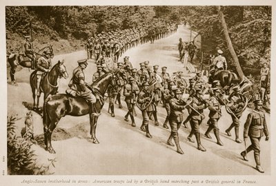 腕の中でのアングロサクソン同胞団：1914-19年、フランスのイギリス将軍を過ぎて行進しているイギリスのバンドに率いられたアメリカ軍 作： English School